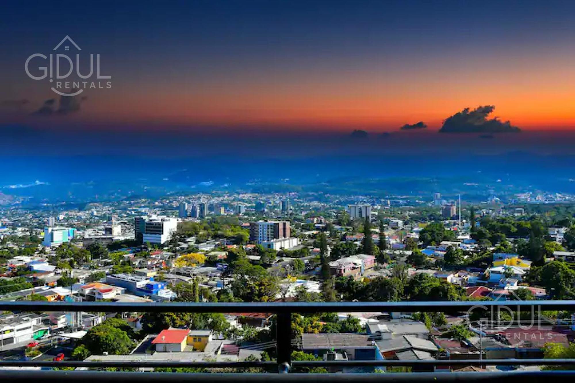 Modern With Stunning And Mountain Views Apartamento