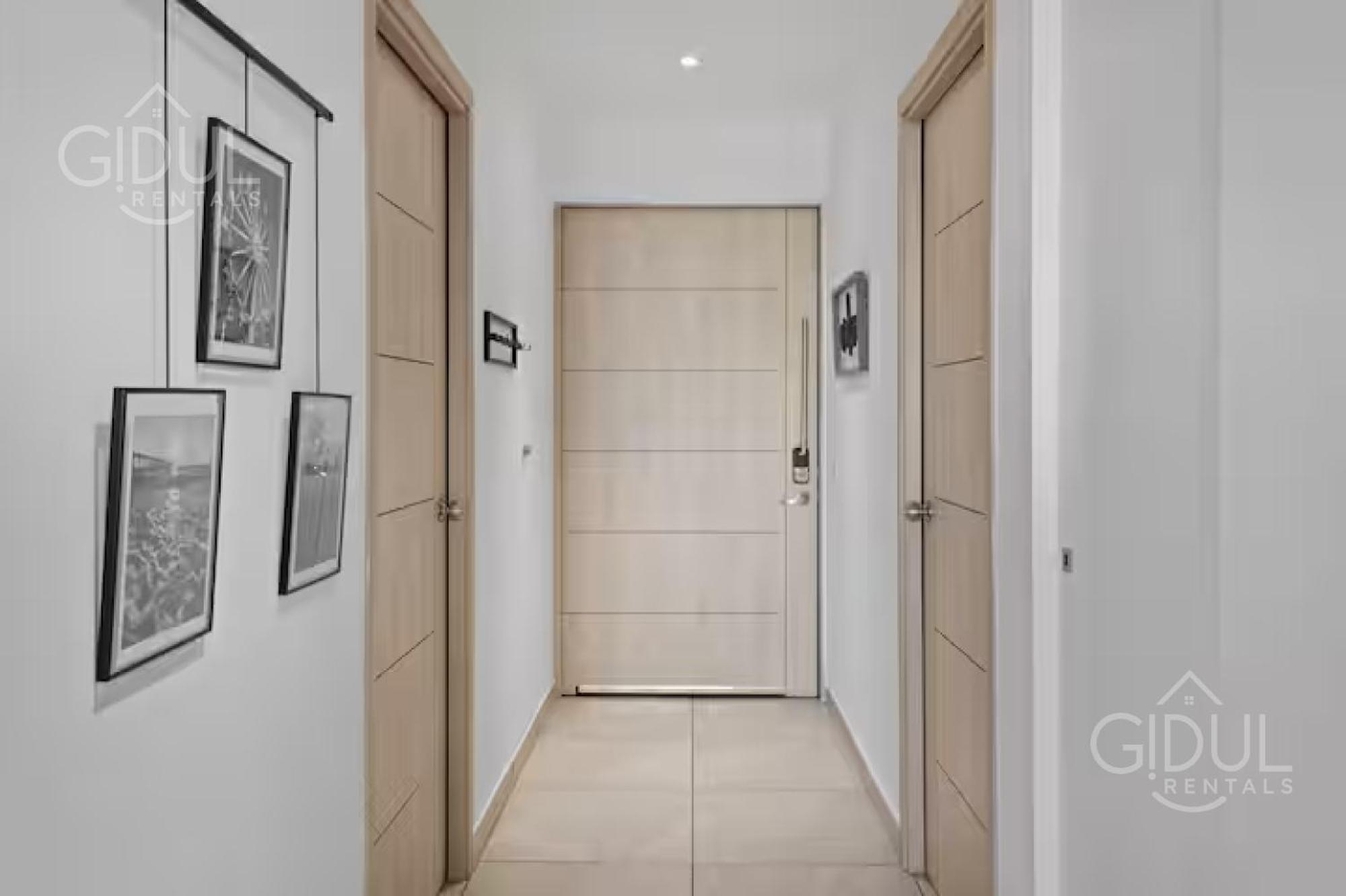 Modern With Stunning And Mountain Views *